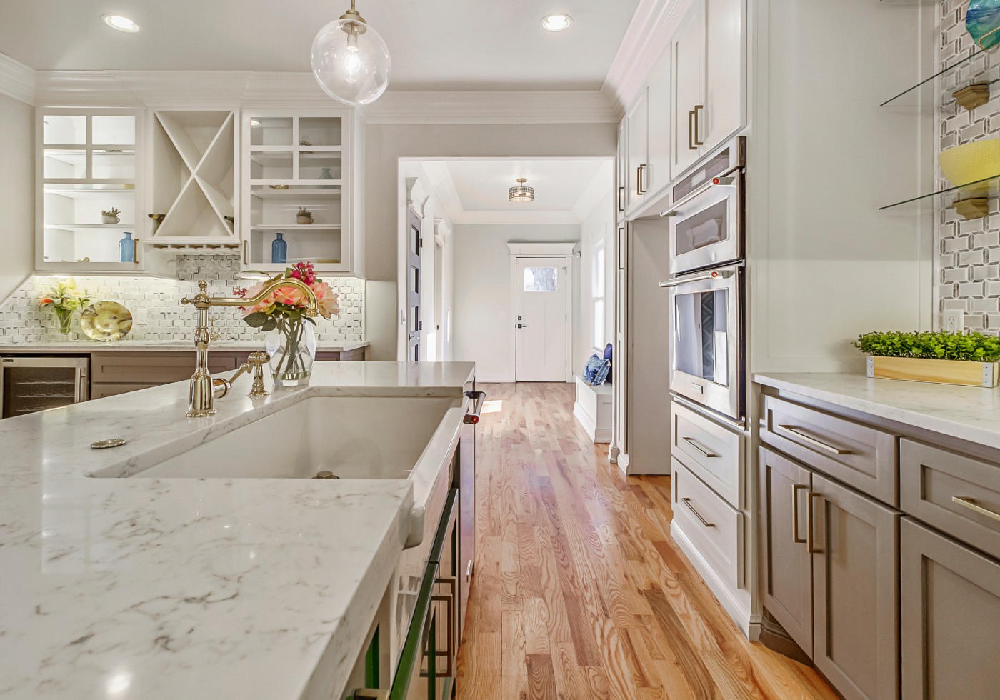 Statement Islands: Choosing the Right Quartz Slab