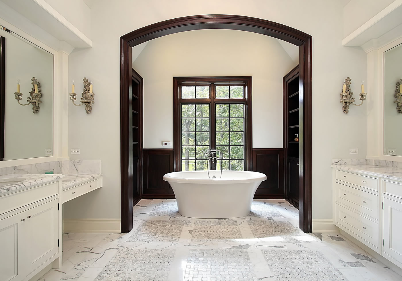 Sunrise: Minimalist Bathrooms with Floor-to-Wall Quartz