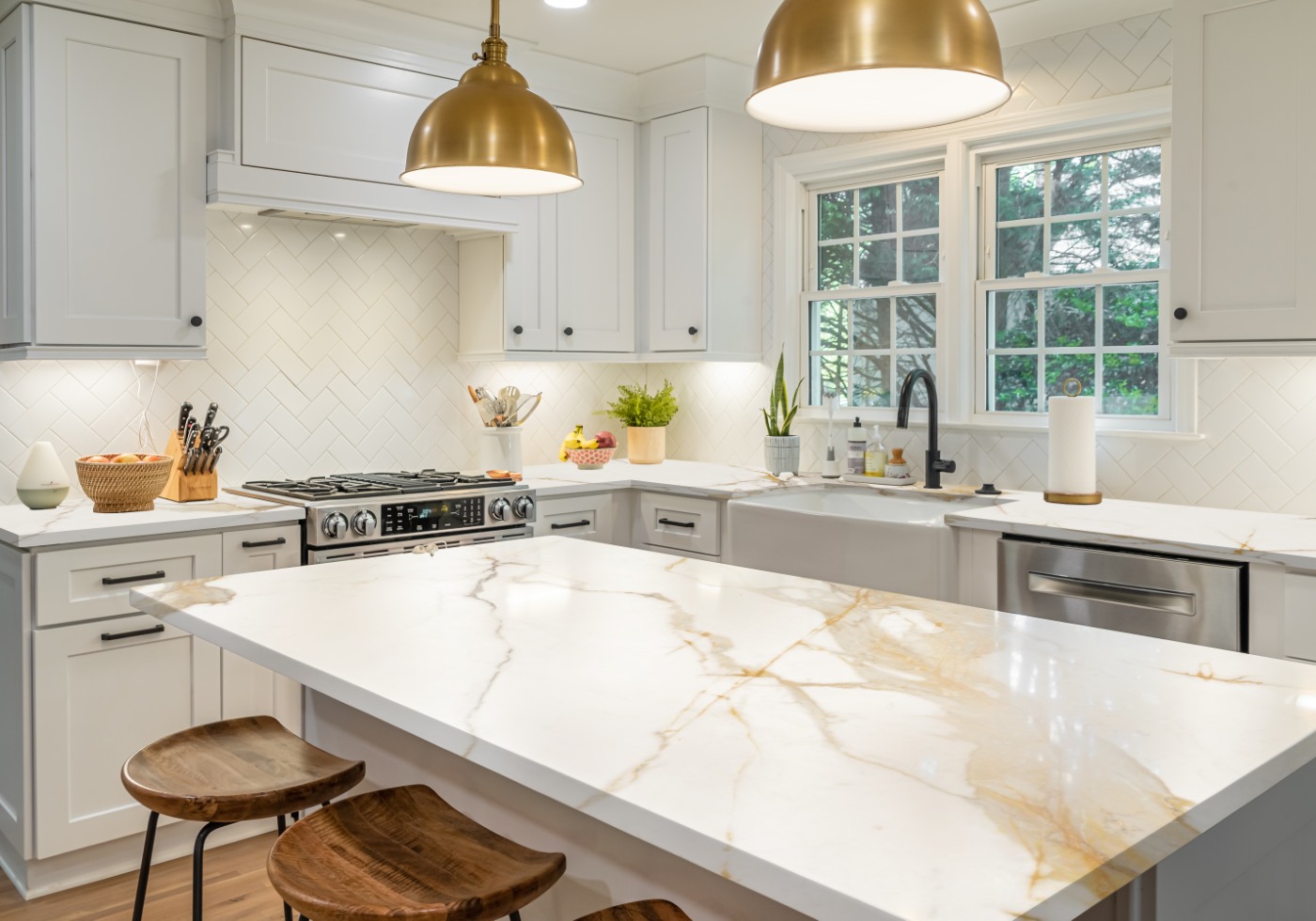 Gold & Champagne Veins: The Luxury Trend Continues