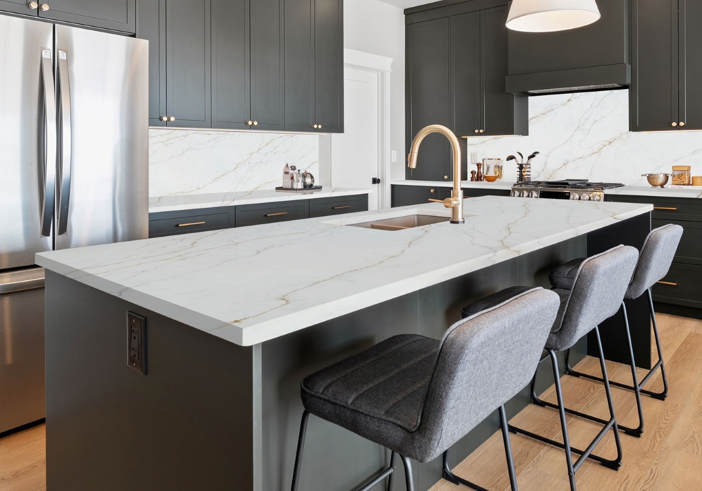 Warm-Tone Quartz Trends for 2026: Beige, Taupe & Gold Veins