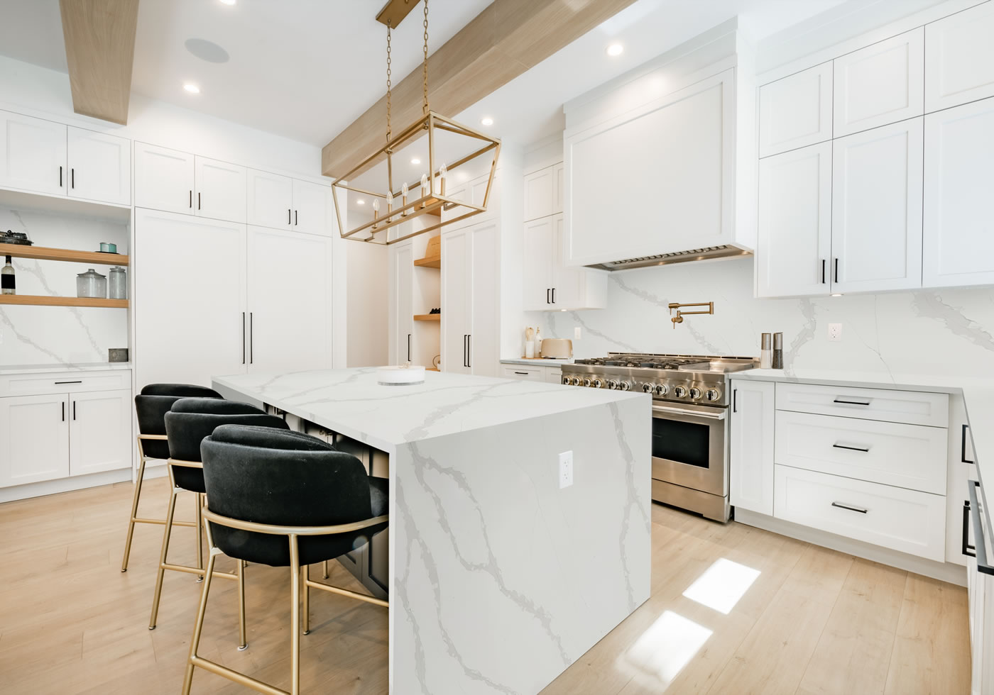 Beige Quartz Countertops: Warm & Natural Interiors